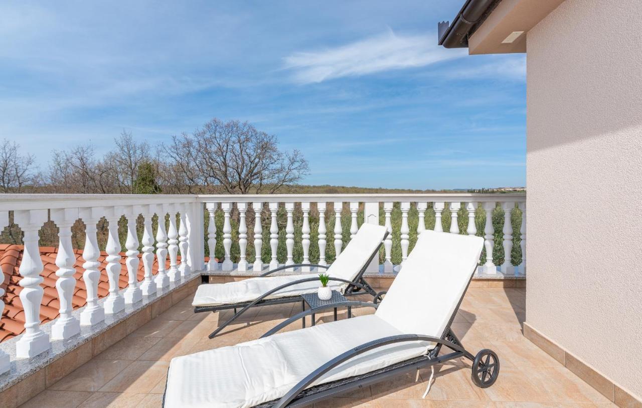 Villa Buroli With Pool, Sauna And Jacuzzi エクステリア 写真