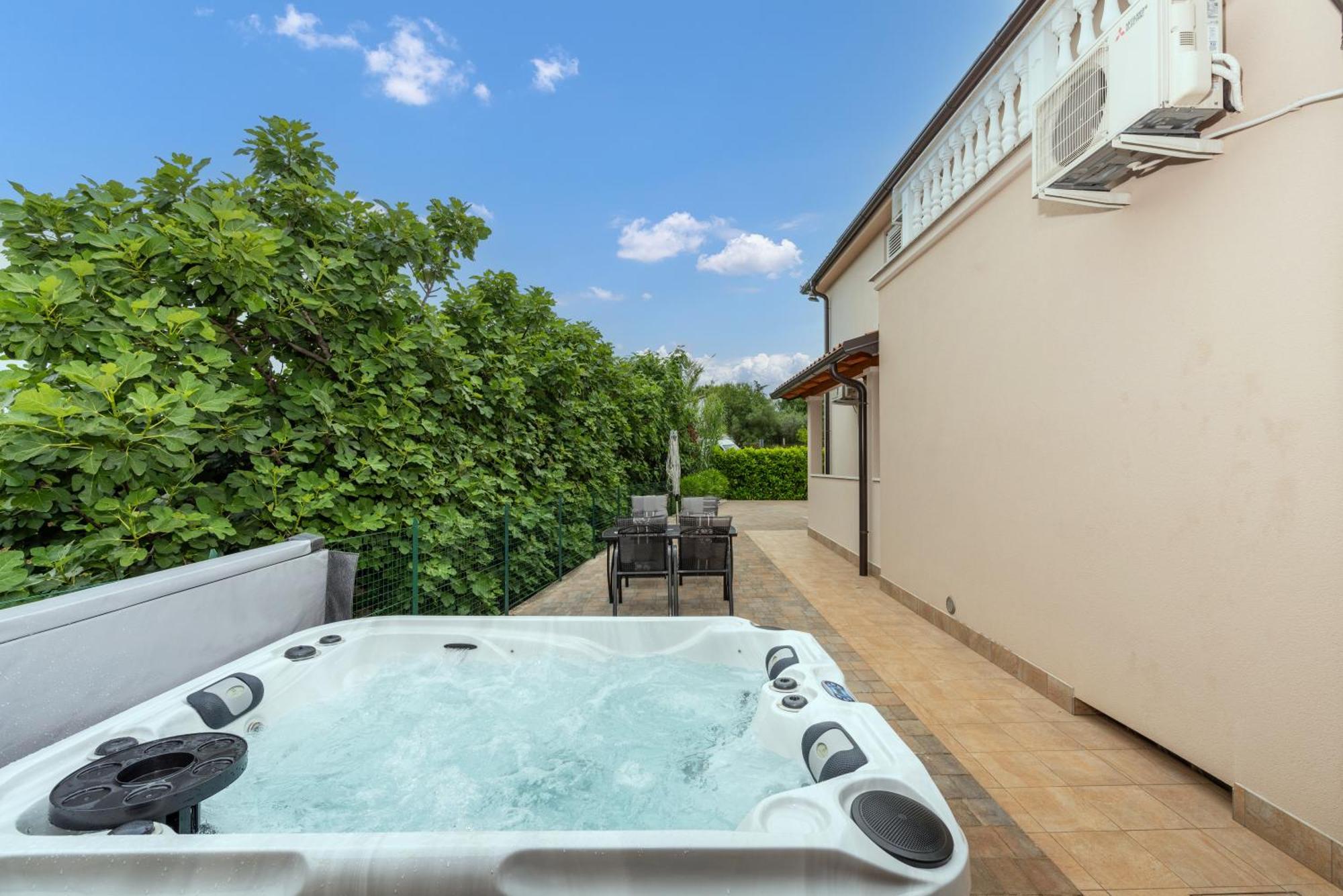Villa Buroli With Pool, Sauna And Jacuzzi エクステリア 写真
