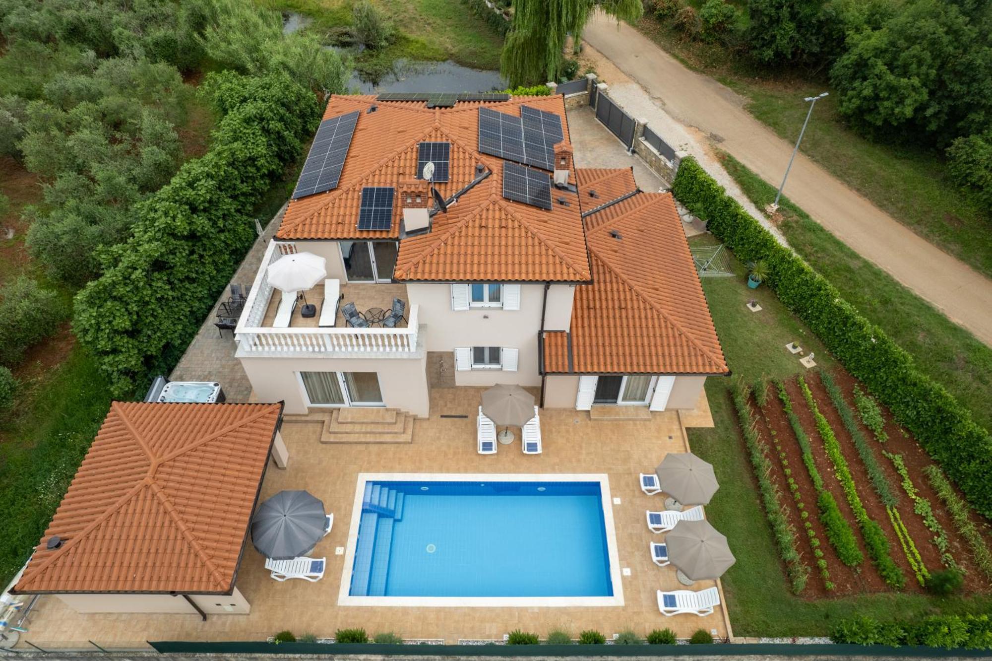Villa Buroli With Pool, Sauna And Jacuzzi エクステリア 写真